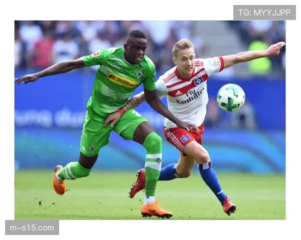 “特写：诺伊尔完成德甲第500次出场，赛后获赠纪念球衣”